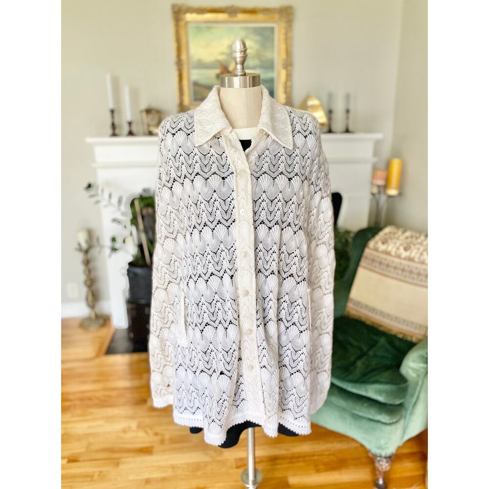 Vintage Lace Knit Cape with Collar and Buttons, Boho 1970s, Women's M L